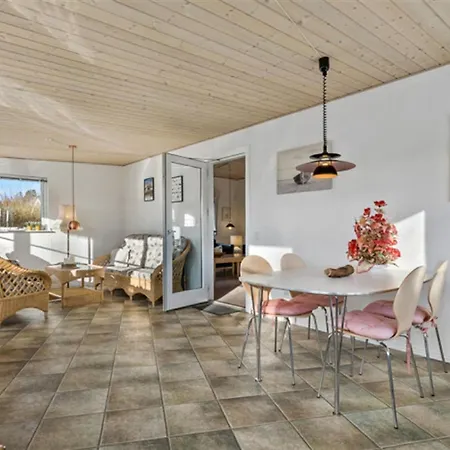 Jerrit - 650m To The Inlet By Interhome